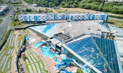 Pohled na bazénový komplex v Kyjově s lehátky.