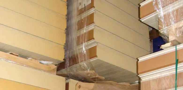 Skládané desky tepelně izolační materiálu PIR v plastovém obalu.