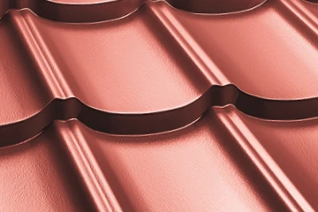 Detailní pohled na měděné plechové střešní krytiny s vlnitým povrchem.