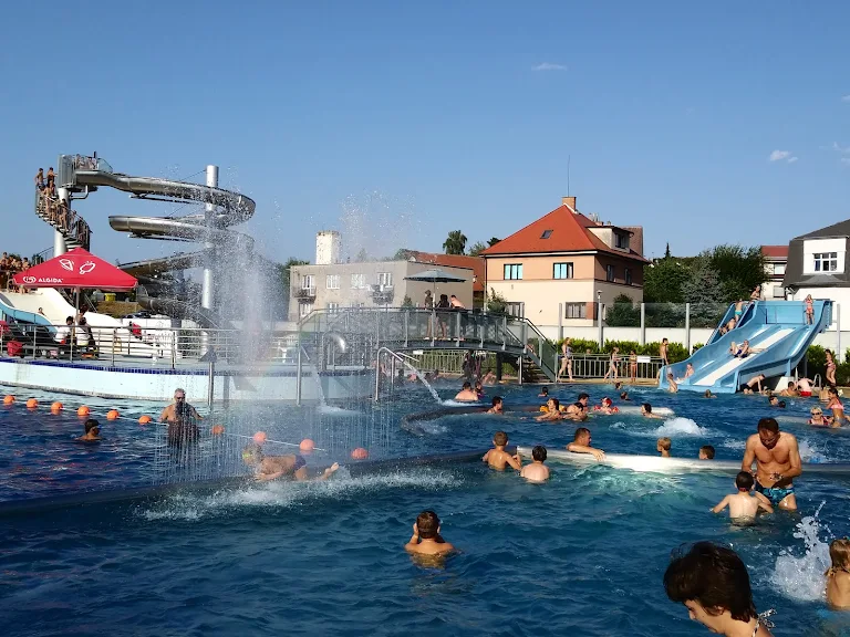 Venkovní bazén s vodními skluzavkami v Nové Pace