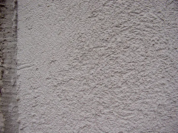 Detail texturované fasádní omítky po dokončení práce.