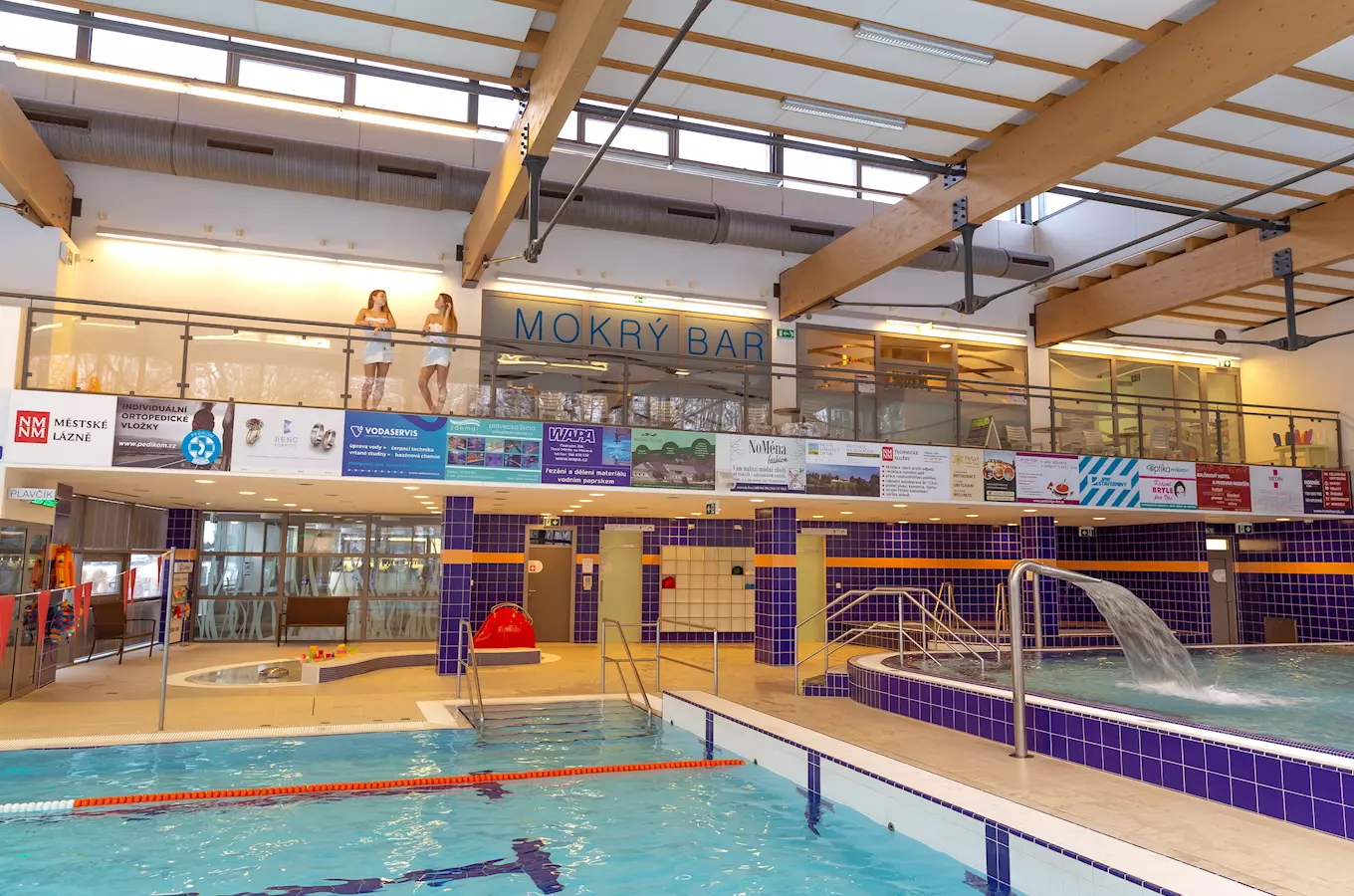 Vnitřní bazén s plaveckou dráhou a wellness zónou v Novém Městě.