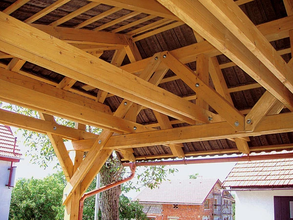 Dřevěná konstrukce střechy s kovovými spojovacími prvky