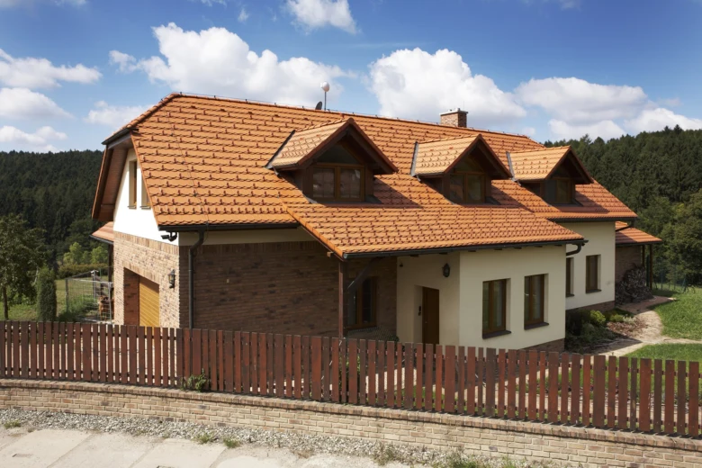 Dům s taškovou střechou ukazuje konstrukci pro český článek.