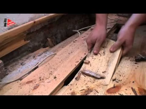 Ruční instalace dřevěné podlahy na hlinitý základ.
