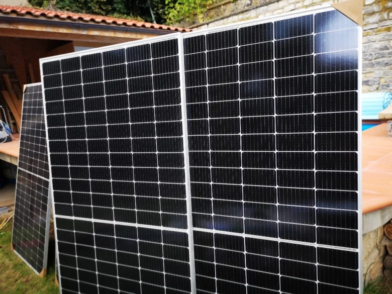 Fotovoltaické panely na zahradě pro stavbu svépomocí