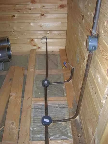 Instalace elektrického vedení v dřevěné konstrukci s izolací.