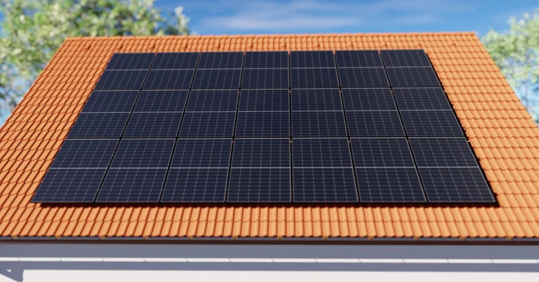 Fotovoltaické panely na střeše rodinného domu.