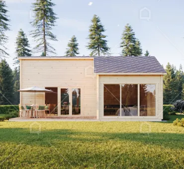 Moderní dřevěná chata s velkými okny na trávníku mezi borovicemi.