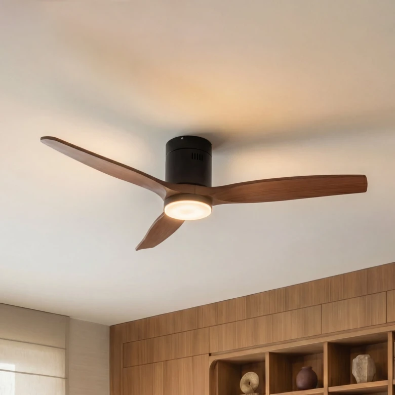 Stropní ventilátor s dřevěnými lopatkami a integrovaným světlem v interiéru.