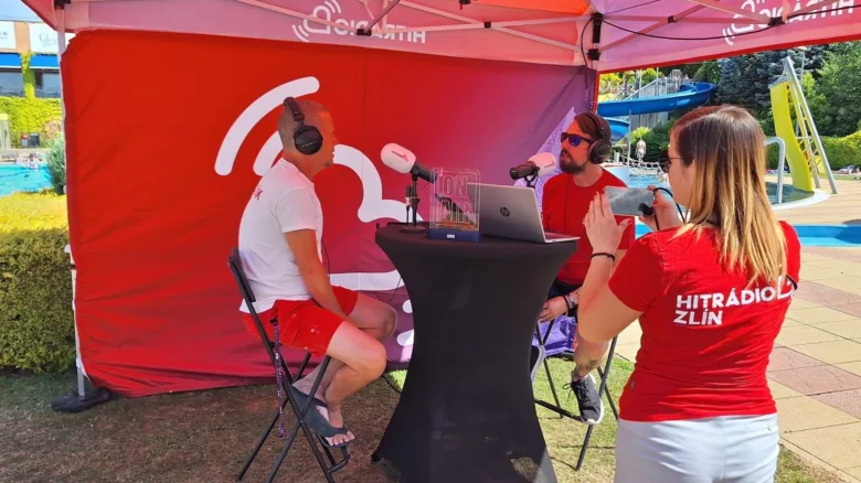 Rádio Hitrádio Zlín vysílá z bazénu v Zlíně.