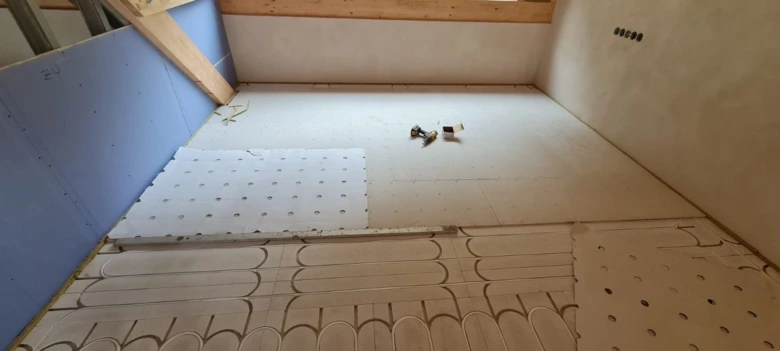 Suchá podlaha s instalací potrubí pro podlahové topení.