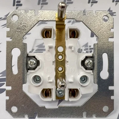 Vnitřní část elektrické zásuvky s kontakty pro připojení vodičů.