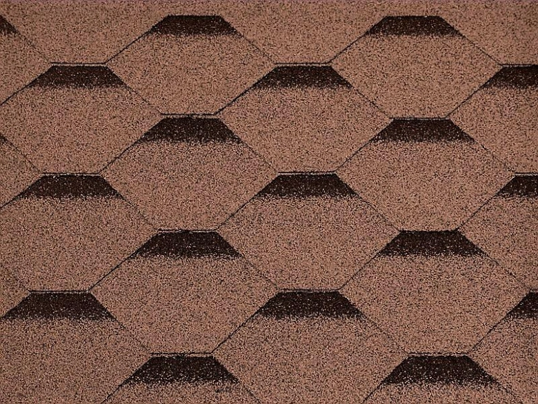 Detailní záběr na texturu hnědých asfaltových střešních šindelů.