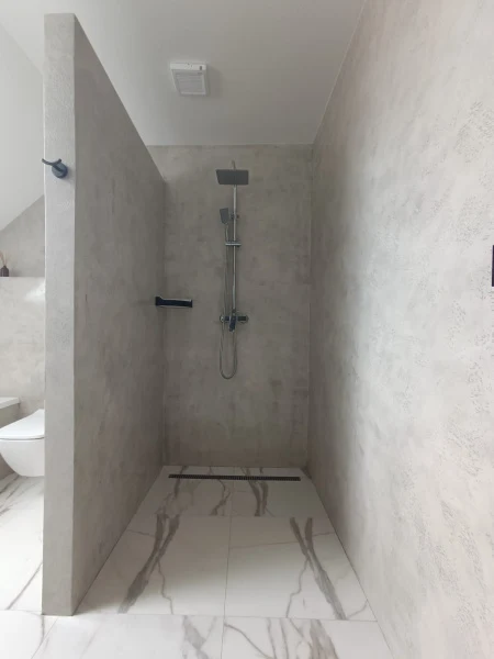 Moderní sprchový kout s betonovou stěrkou v koupelně