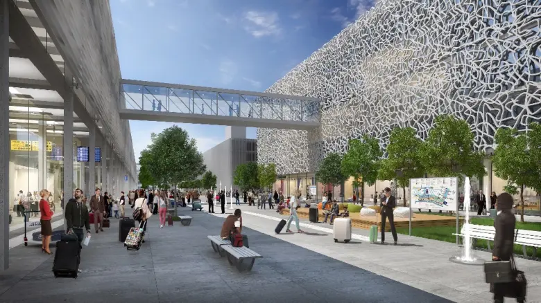 Moderní exteriér dopravního terminálu s cestujícími v prostoru.