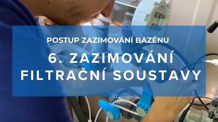 Muž upravuje filtrační soustavu bazénu pro zimní údržbu.