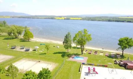 Koupaliště s bazény a rekreační plocha u jezera v Otrokovicích.