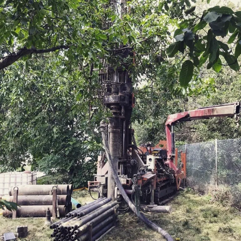 Vrtací stroj pro výkop vrtné studně tepelného čerpadla země-voda.