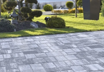 Betonová dlažba tvoří terasu a chodník vedoucí do zahrady.