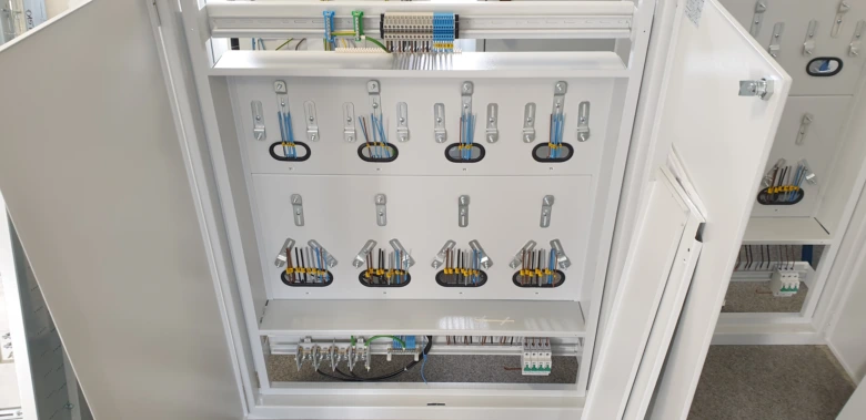 Vnitřní část elektrického rozvaděče s uspořenými vodiči.
