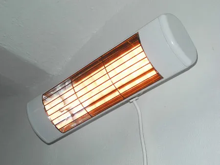 Bílý elektrický přímotop s viditelnými žhavnými prvky.