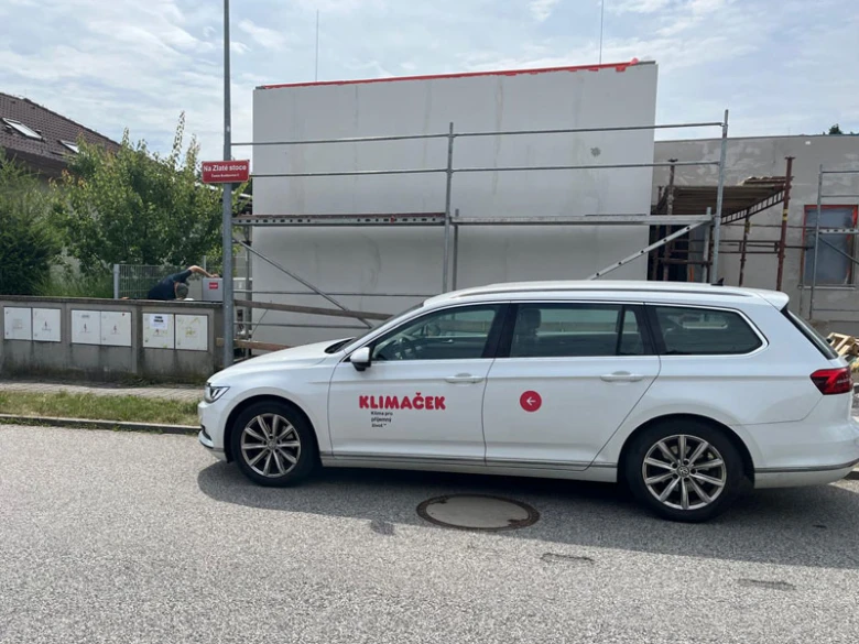 Bílý vůz s logem klimatizačního servisu v Českých Budějovicích.