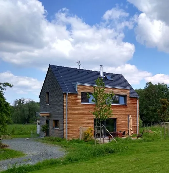 Modern dřevostavba na klíč v zeleném prostředí pod oblohou.