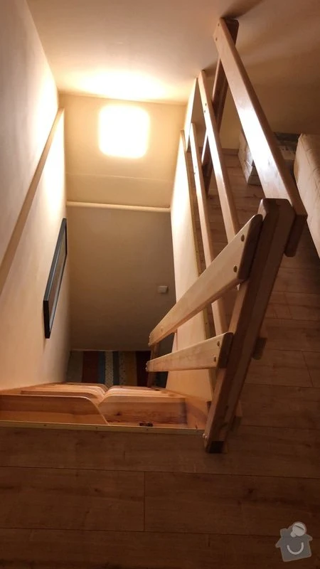 Dřevěné schodiště s ohradami v interiéru domu.
