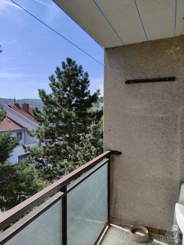 Balkon s nainstalovanou bezpečnostní síťí na zdi.
