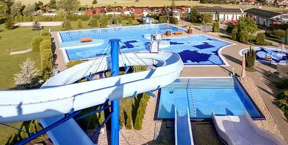 Vodní park s bazénymi a skluzavkami v Nové Pace.