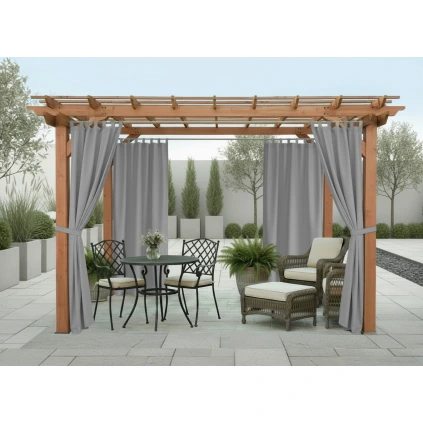 Venkovní pergola s šedými závěsy na zahradním terasu.