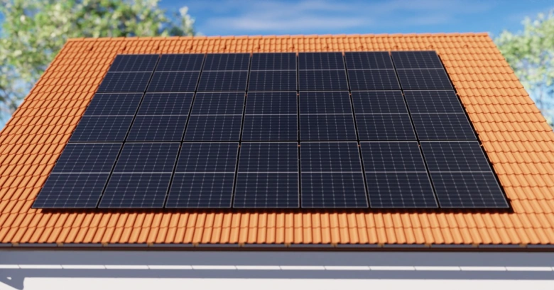 Fotovoltaické panely na střeše rodinného domu.