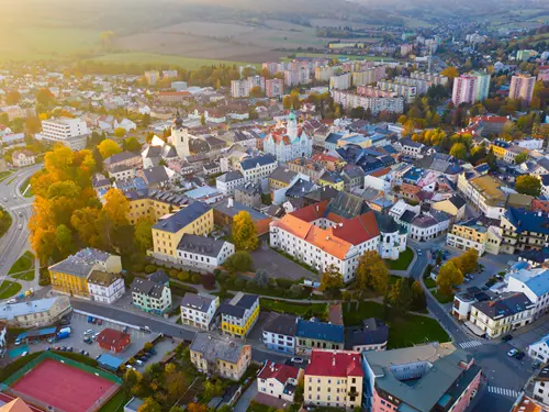 Vzdušný pohled na město Šumperk s historickými budovami.