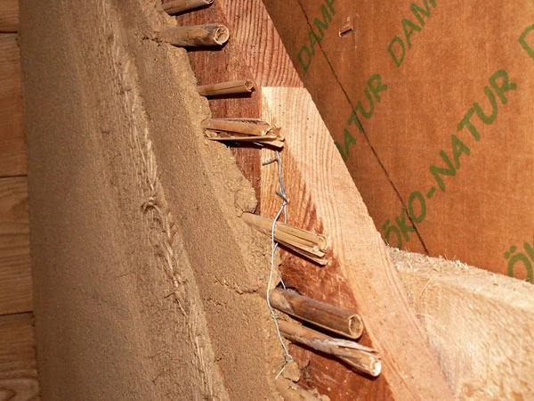 Detail dřevěné konstrukce zeď s latí pro omítání.