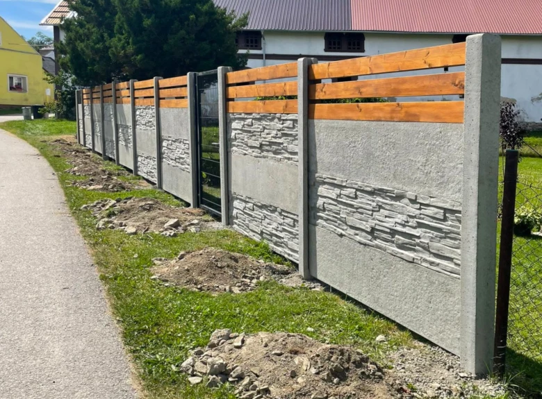 Neprůhledný betonový plot s dřevěnými lamelami pro zahradu.