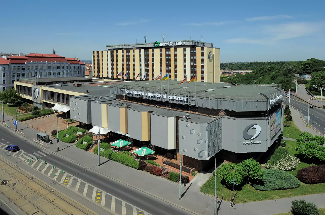 Vnější pohled na komplex hotelu Olšanka v Praze.