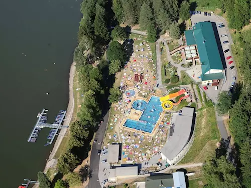 Pohled z letadla na aquapark s bazénem v kraji Zlínském.
