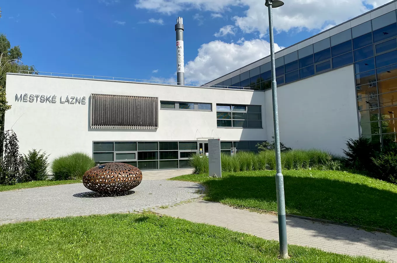 Vnější pohled na budovu městských lázní v Novém Městě na Moravě.