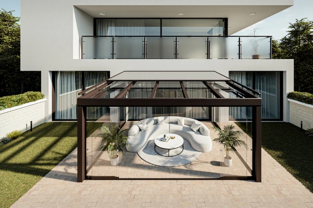 Moderní hliníková pergola s výhledem na zahradu