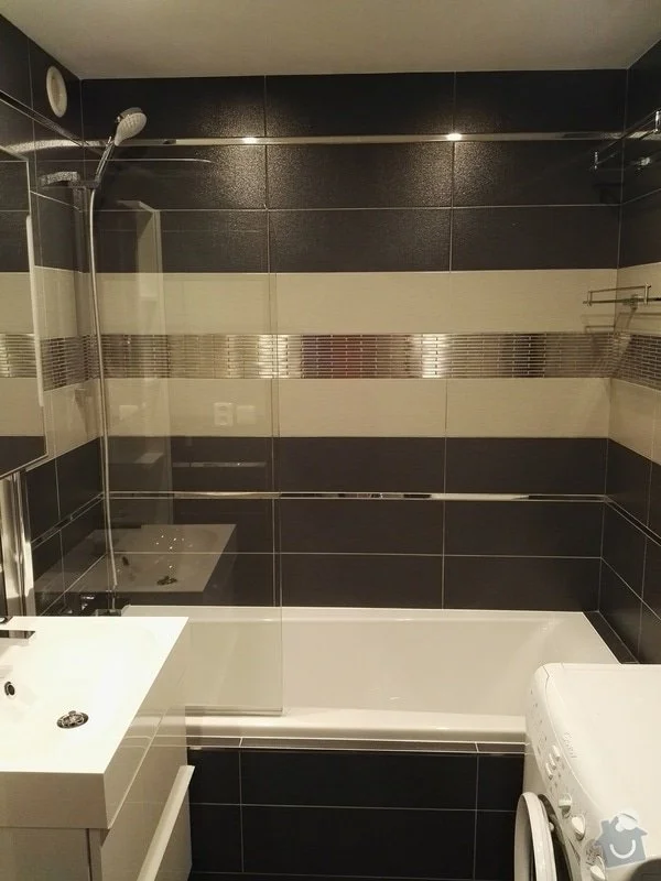 Moderní koupelna po rekonstrukci s vanou a sprchovým koutem.