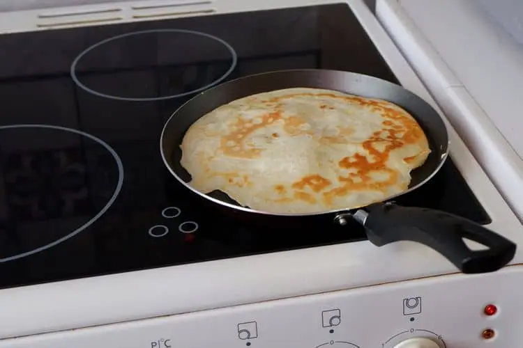 Pancák se vaří na indukční varné desce integrované trouby.