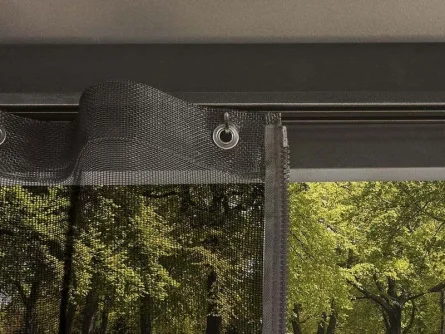Detail sítě na posuvných dveřích balkonu pro venkovní posezení.