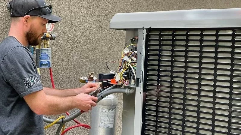 Technik opravuje venkovní tepelné čerpadlo pro ohřev bazénové vody.