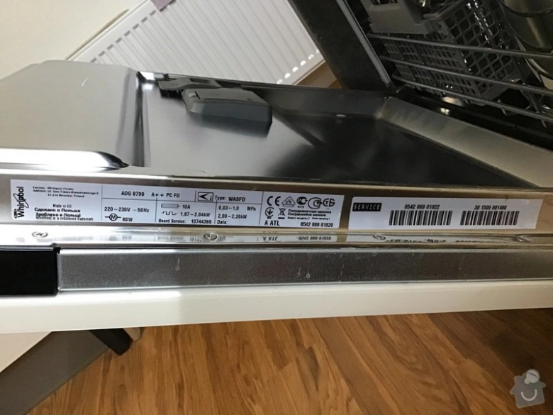 Štítek s technickými údaji pod kuchyňskou myčkou pro servis.