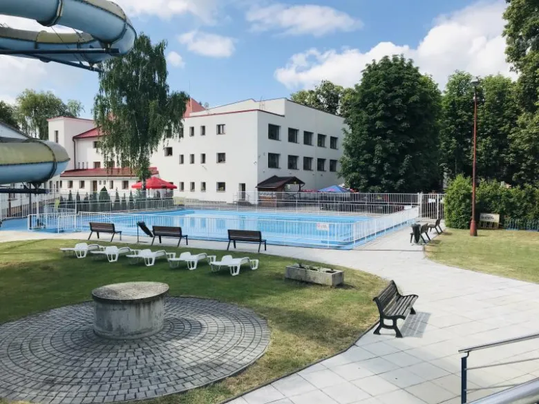 Venkovní bazén s lehátky v lázních ve Vsetíně.
