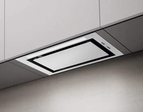 Modern digestoř o šířce 60 cm nainstalovaný pod kuchyňskou skříni.
